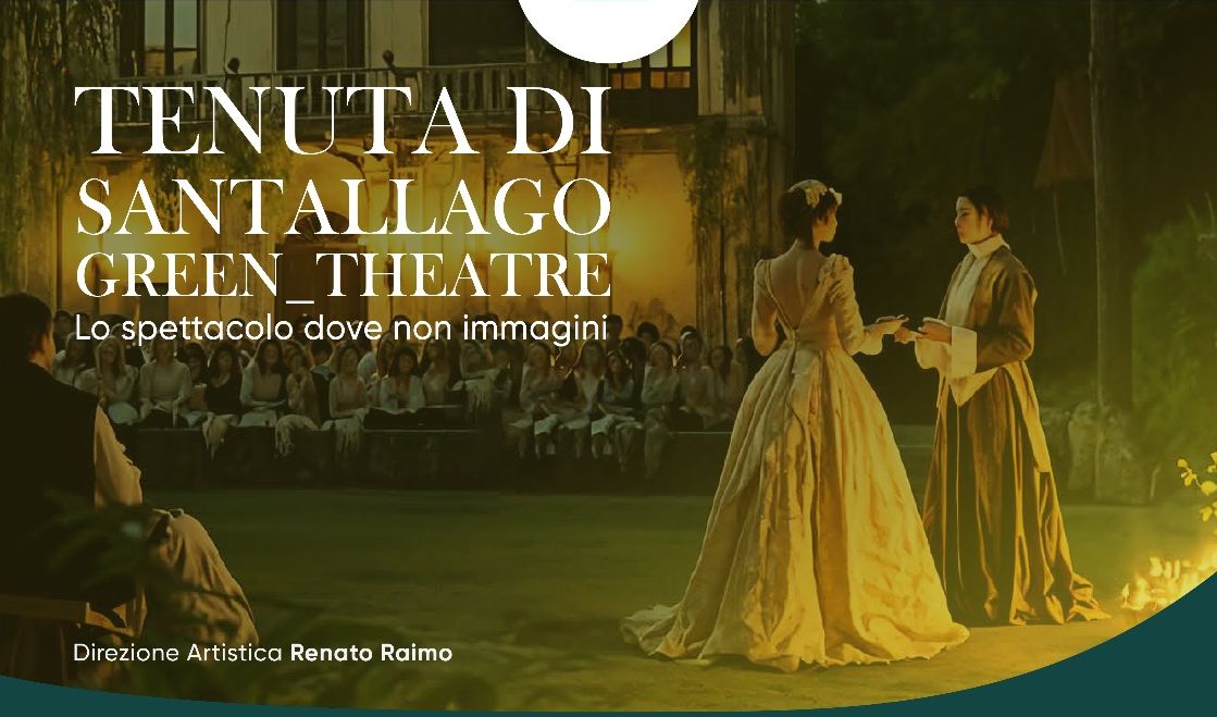 una coppia di attori in costume primo novecento recita nel cortile di una villa