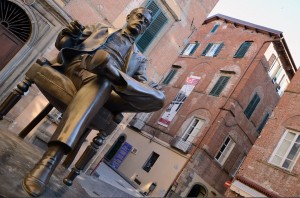 statua di giacomo Puccini a Lucca