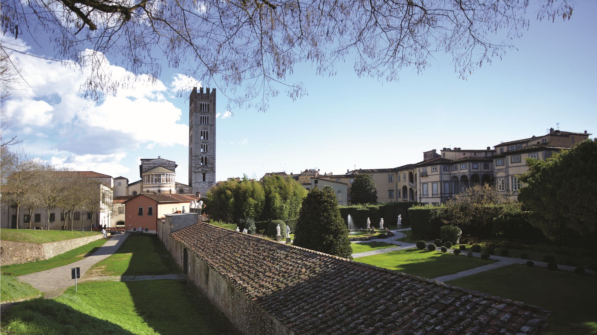 il giardino di Palazzo Pfanner visto dalle mura di lucca