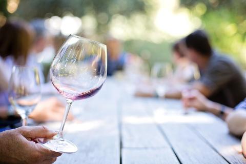 persone intorno ad un tavolo peruna degustazione di vini