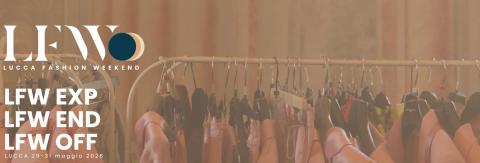 un appendiabiti con tanti  abiti appesi. in ssovrimpressione il seguente testo: lucca fashion weekend 29 /31 maggio 2026 